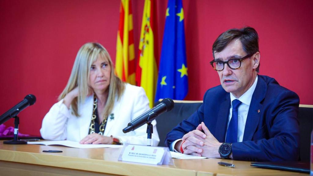 María Isabel Perelló, presidenta del Tribunal Supremo y del Consejo General del Poder Judicial (CGPJ); y Salvador Illa, 'president' de la Generalitat, durante la firma del protocolo, este lunes 21 de julio de 2025