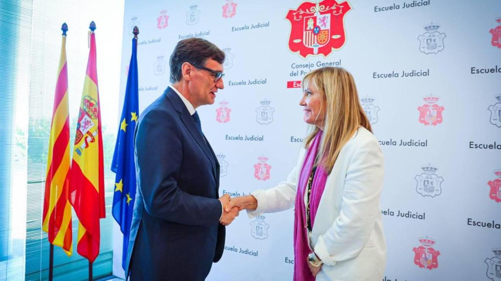 Salvador Illa, 'president' de la Generalitat; y María Isabel Perelló, presidenta del Tribunal Supremo y del Consejo General del Poder Judicial (CGPJ), durante la firma del protocolo, este lunes 21 de julio de 2025