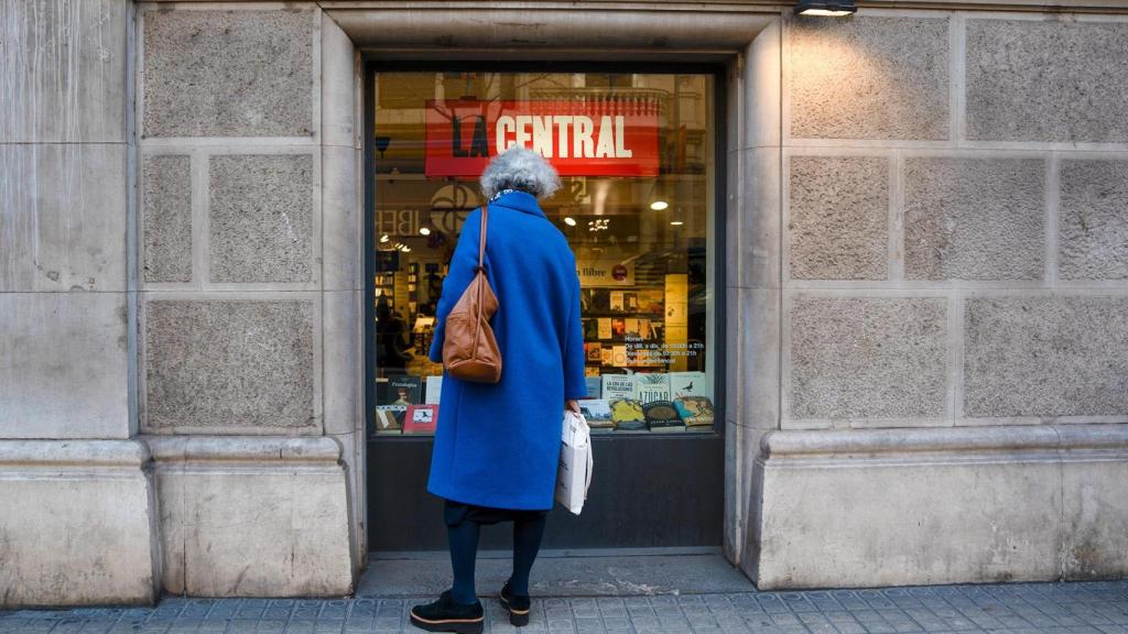 Una señora en el escaparate de La Central