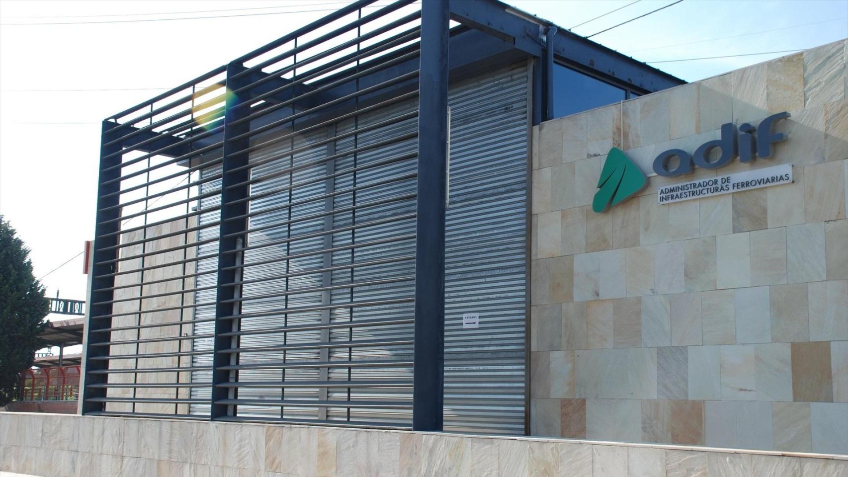 Fachada de una sede de Adif