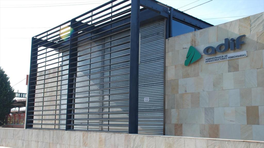 Fachada de una sede de Adif