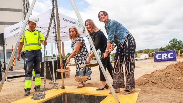 Primera piedra de la residencia Sud de Sabadell, con la consellera Mònica Martínez Bravo