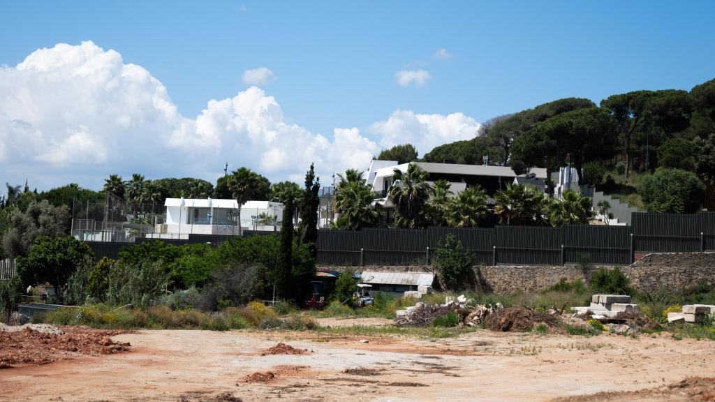 La mansión de José Elías, ubicada en el mismo terreno que la protectora de perros sobre la que se ha abierto la disputa