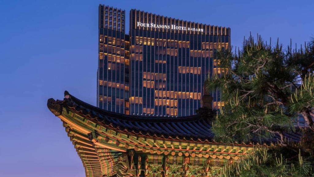 La fachada exterior del Hotel Four Seasons Seoul