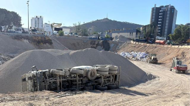 Un camión hormigonera de Limak vuelca en las obras del Camp Nou