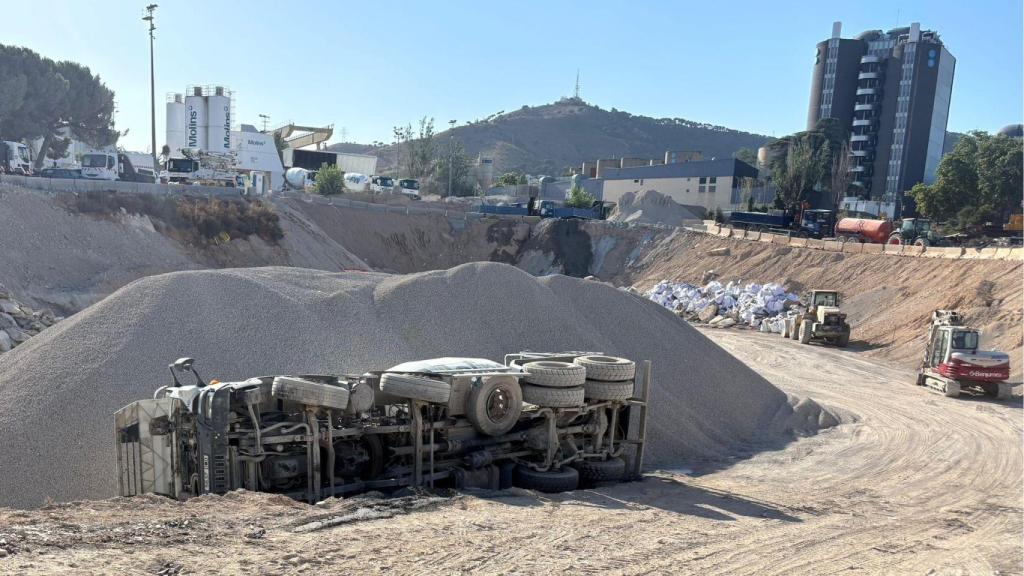 Un camión hormigonera de Limak vuelca en las obras del Camp Nou