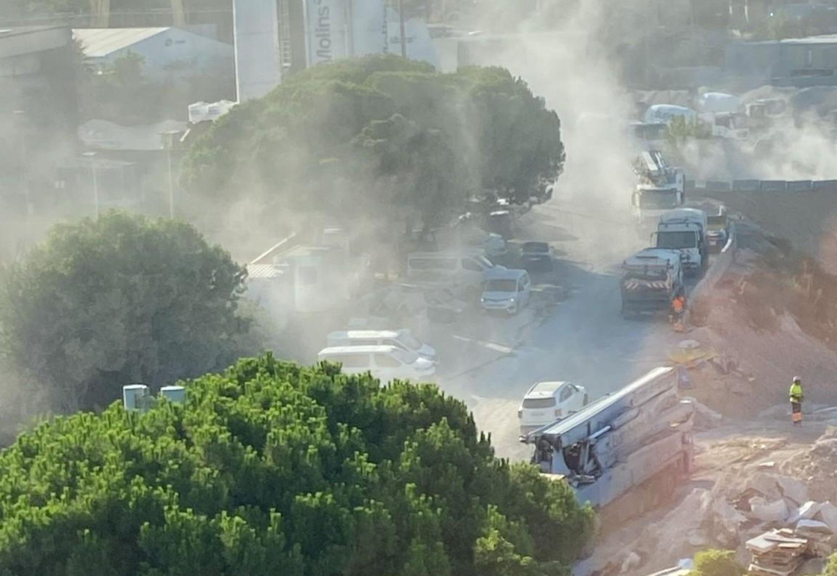 Nubes de humo saliendo de las obras del Camp Nou