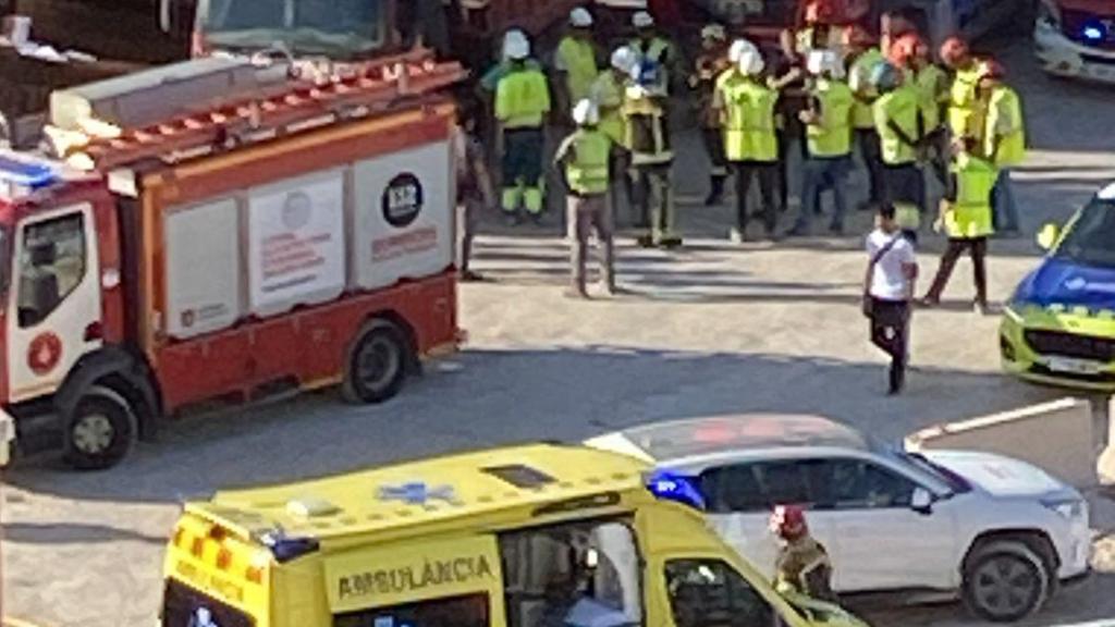 Una ambulancia socorre a un obrero de Limak tras el accidente de un camión en las obras del Camp Nou