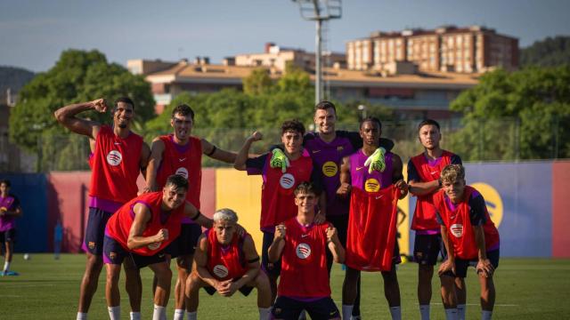 Futbolistas del Barça celebran una victoria en un entrenamiento de pretemporada