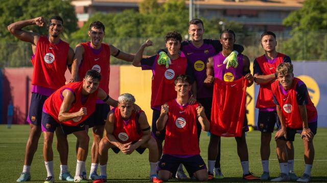 Futbolistas del Barça celebran una victoria en un entrenamiento de pretemporada