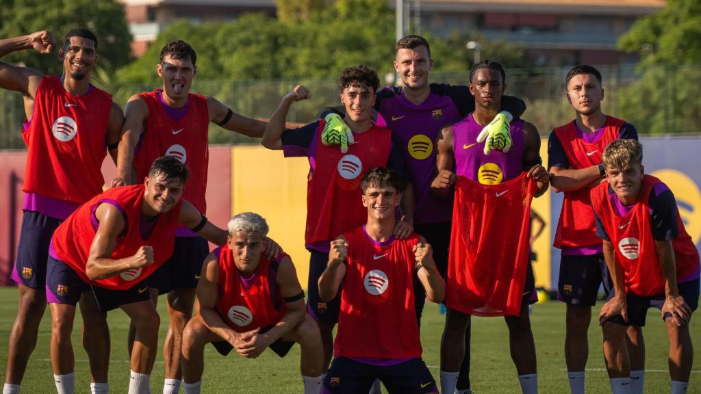 Futbolistas del Barça celebran una victoria en un entrenamiento de pretemporada