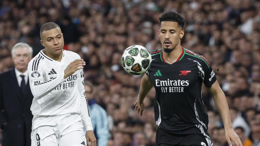 William Saliba protege el balón ante la presencia de Kylian Mbappé