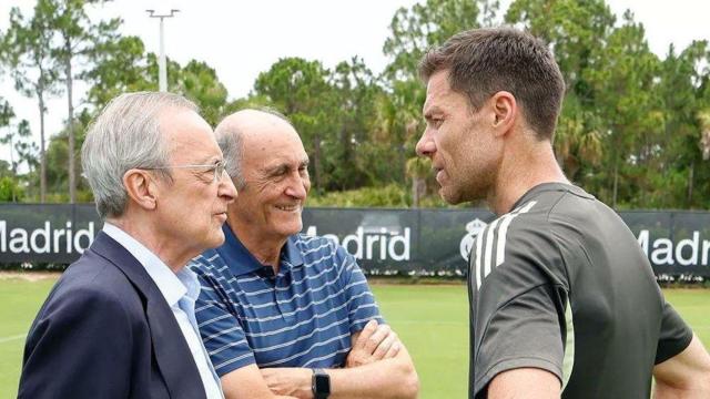 Xabi Alonso conversa con Florentino Pérez durante un entrenamiento del Real Madrid