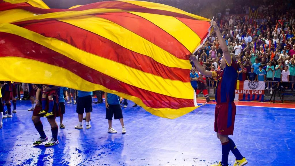 Javi Rodríguez, leyenda del Barça de fútbol sala, ondea la senyera en el Palau