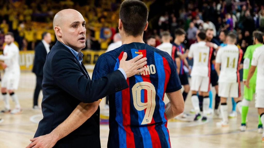 Javi Rodríguez, como entrenador de ElPozo Murcia, saluda a Sergio Lozano