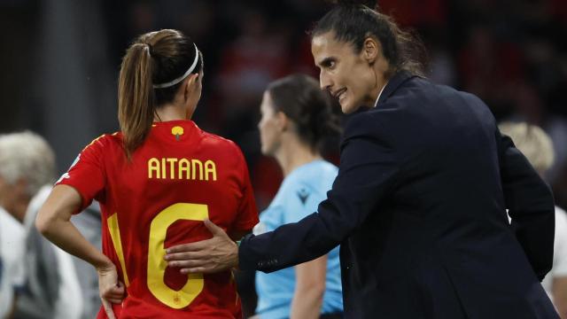 Aitana Bonmatí charla con Montse Tomé