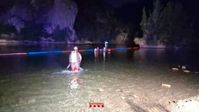 Los bomberos buscan a los desaparecidos en el Segre