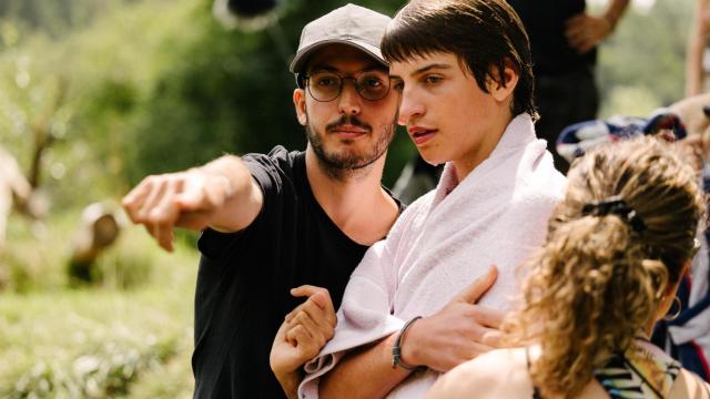 El director Claret Muxart en el rodaje de 'Estrany Riu'