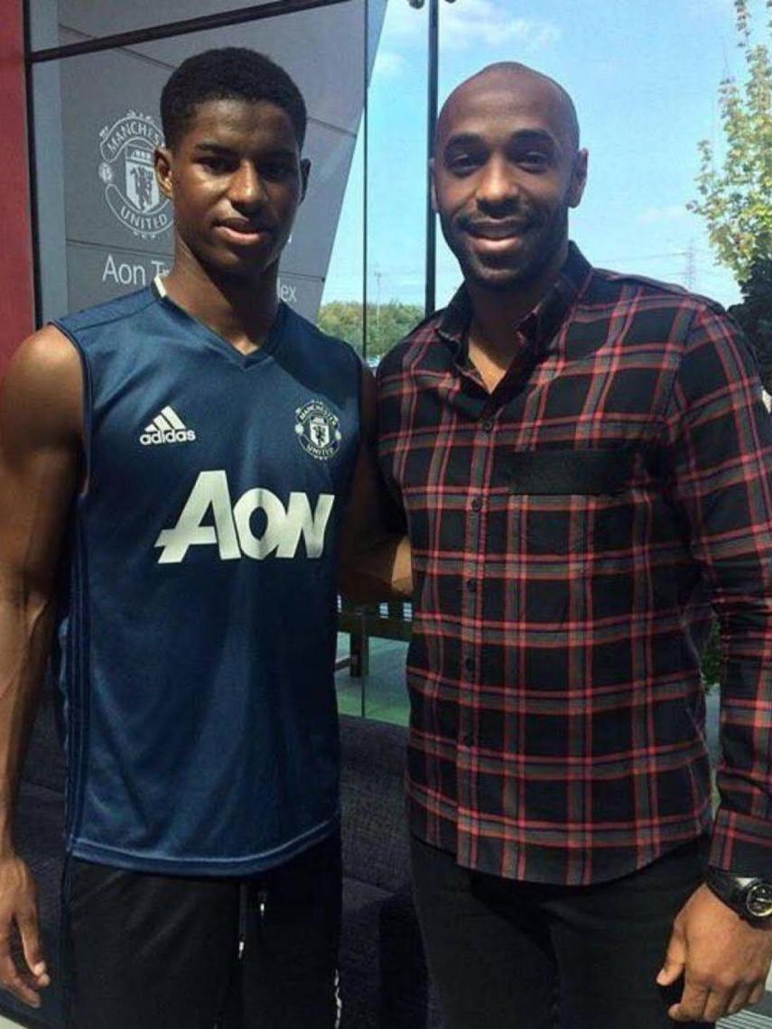 Marcus Rashford, junto a Thierry Henry