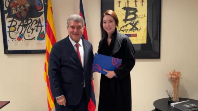 Joan Laporta, junto a la CEO de D-Drive, en las oficinas del Barça