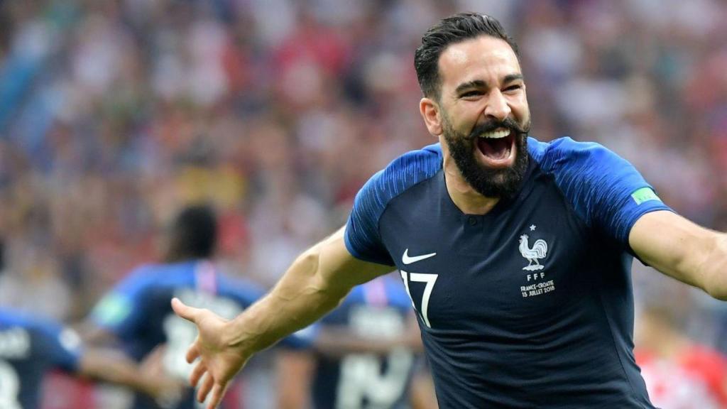 Adil Rami celebra con la camiseta de la selección de Francia
