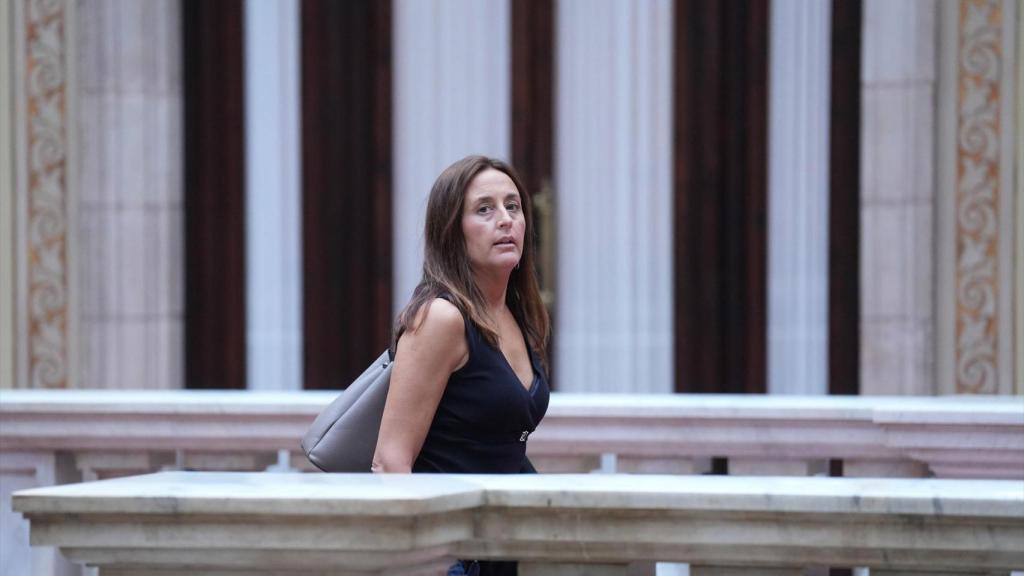 La 'consellera' de Educación y FP, Esther Niubó, en el Parlament de Cataluña.