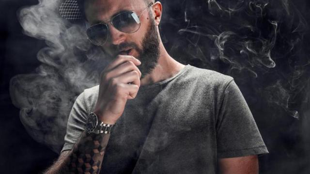 Hombre con un vaper desechable