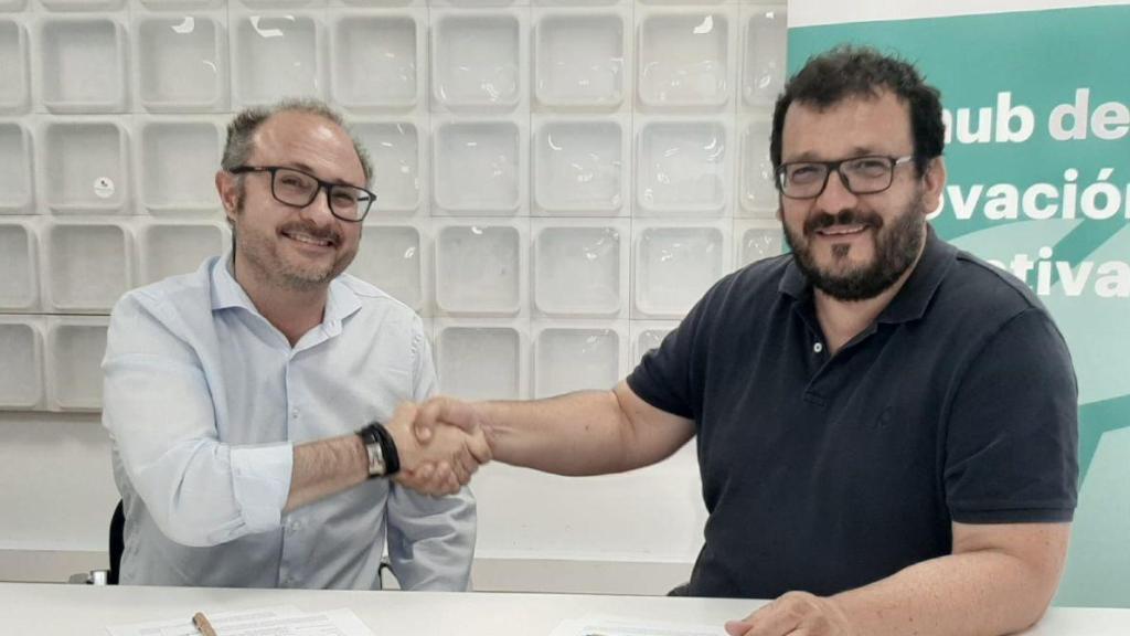 Ignacio Aso, fundador y CEO de IGNITE Copilot junto al presidente del EduTech Cluster, Ramon Reixach, durante el acto de firma que tuvo lugar este martes en Barcelona