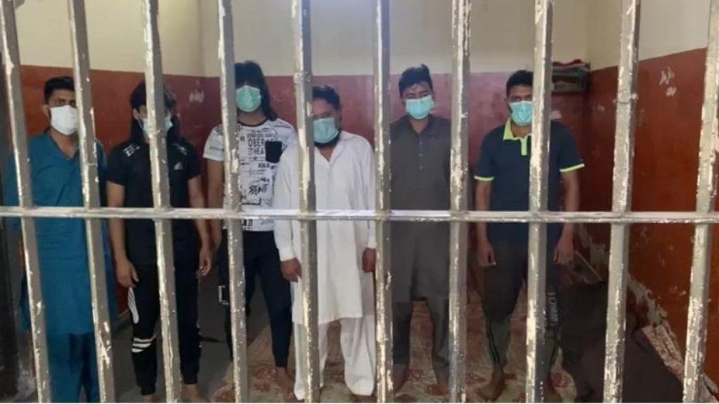 Imagen de los seis detenidos por su presunta relación con el asesinato de dos hermanas en el Pakistán