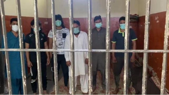 Imagen de los seis detenidos por su presunta relación con el asesinato de dos hermanas en el Pakistán