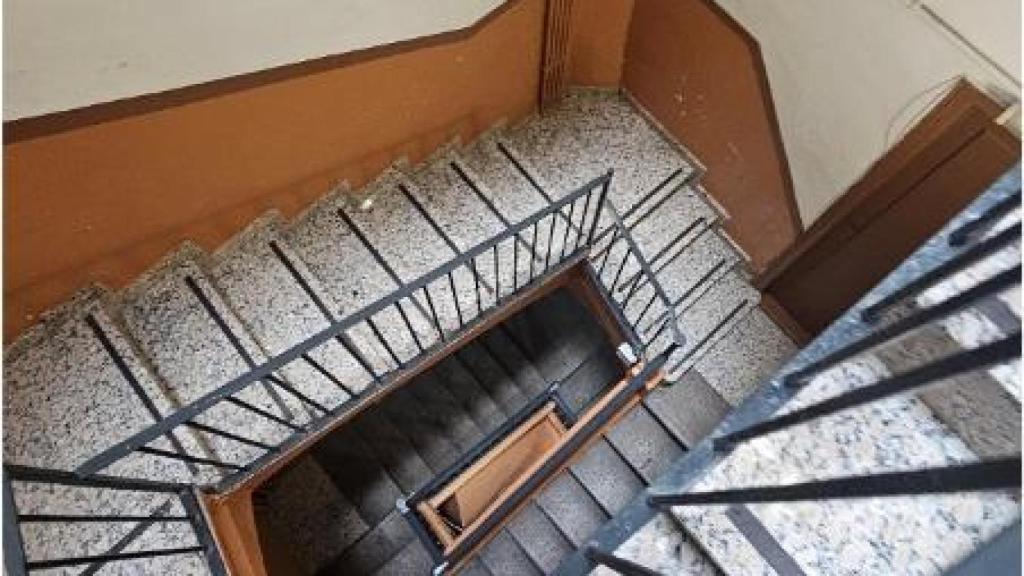 Espacio de la escalera donde quieren construir el ascensor