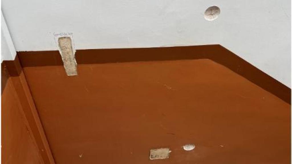 Algunos de los agujeros y pruebas que se han hecho en el edificio
