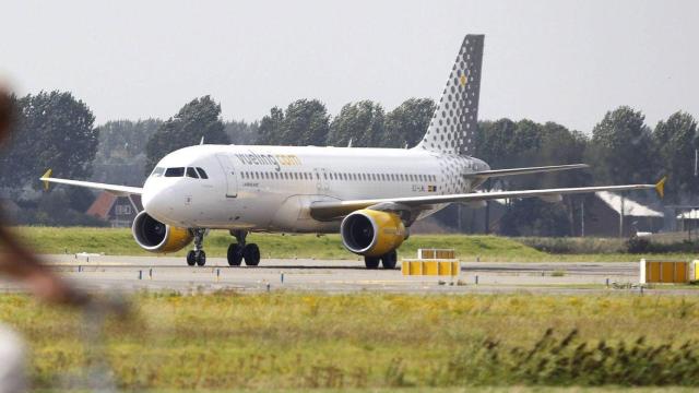 Imagen de un avión de Vueling en pista