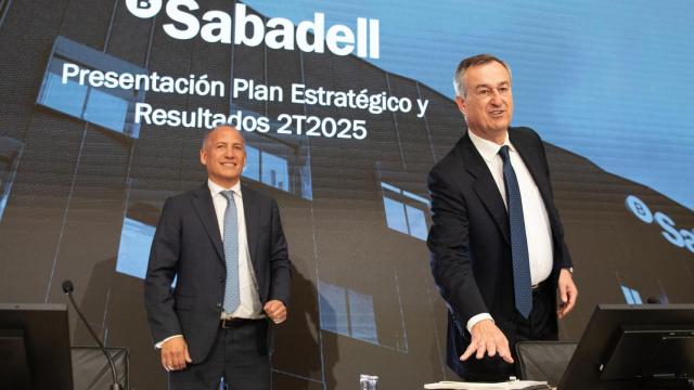 El consejero delegado de Banco Sabadell, César González-Bueno, y el director financiero, Sergio Palavecino