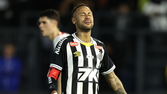 Neymar, frustrado, durante un partido con el Santos de Brasil