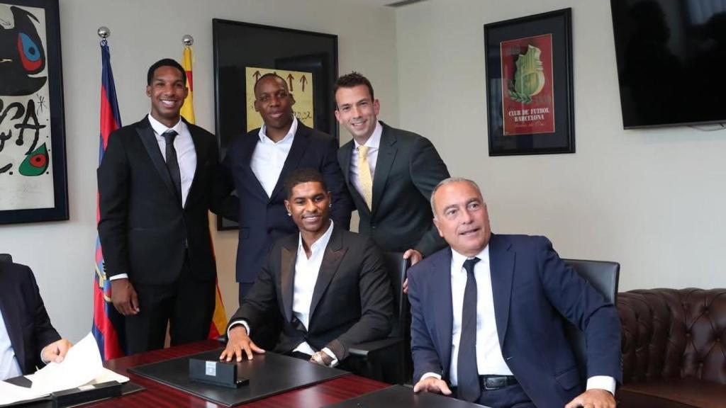 Marcus Rashford y sus agentes posan con Joan Laporta y Rafa Yuste