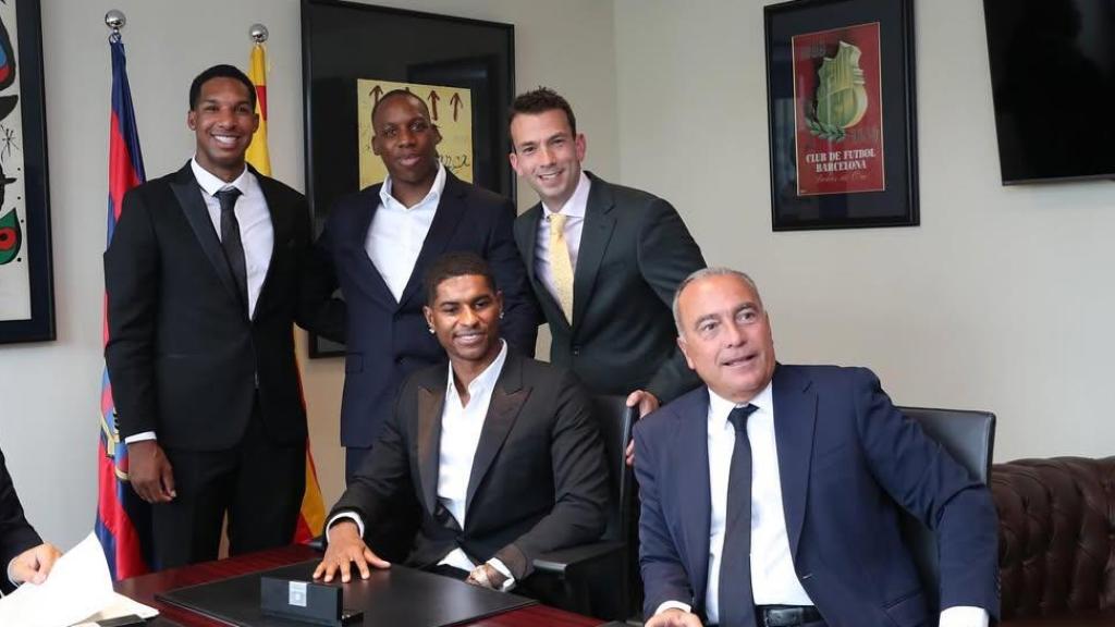 Marcus Rashford y sus agentes posan con Joan Laporta y Rafa Yuste