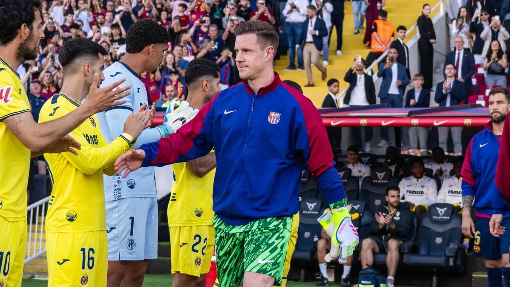 Ter Stegen, capitán del Barça, saludando a los jugadores del Villarreal
