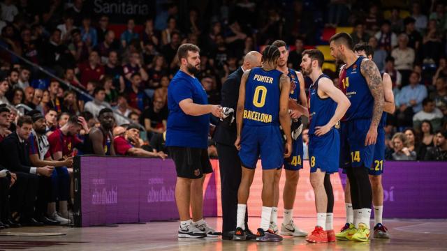 Joan Peñarroya da indicaciones a los jugadores del Barça de basket en el partido contra el Mónaco