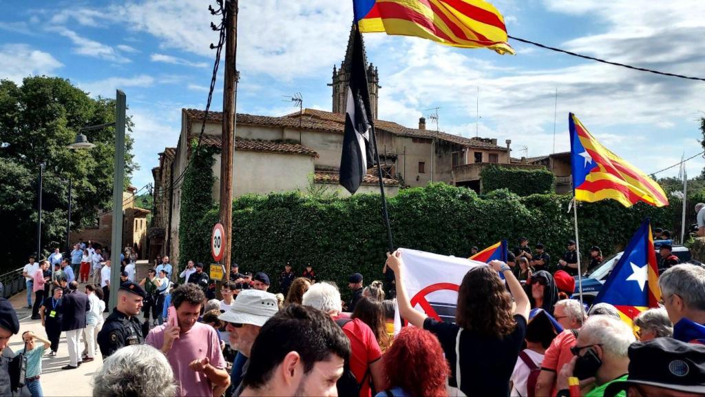Protesta 'indepe' en Girona cerca de la Infanta Leonor