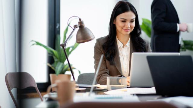 Mujer profesional en entorno laboral