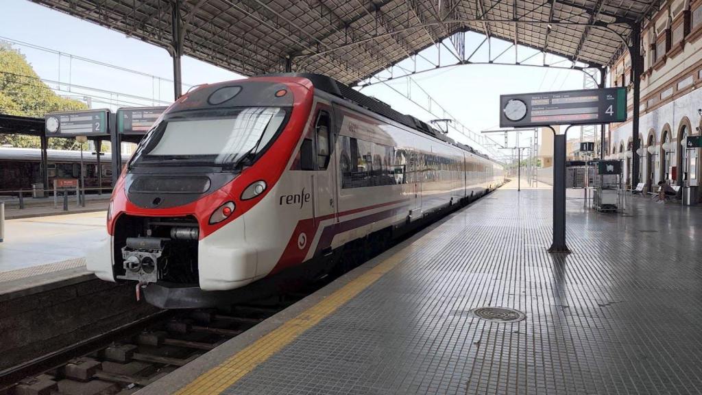 Tren de Renfe parado en un andén
