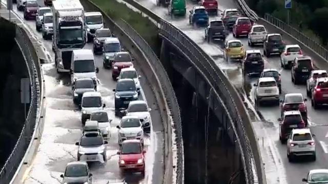 La lluvia provoca varios charcos en las vías catalanas