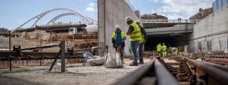 Varios operarios en las obras de La Sagrera