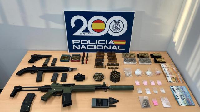 Arsenal de armas de guerra intervenido en dos viviendas de Terrassa y Badalona, en la provincia de Barcelona