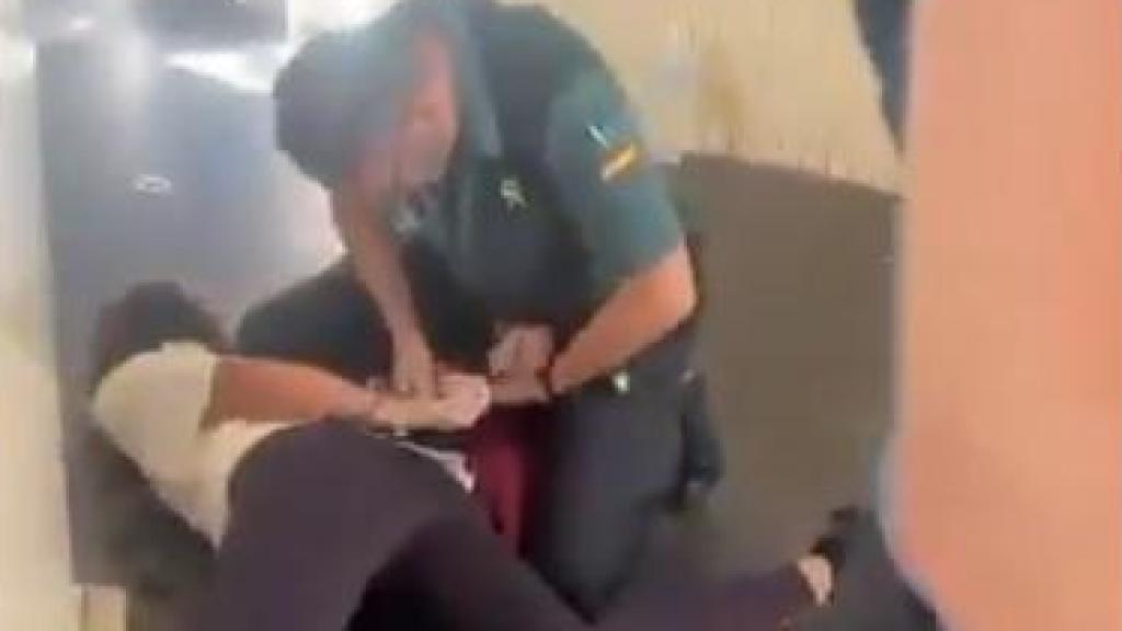 Momento en que la Guardia Civil reduce a uno de los pasajeros
