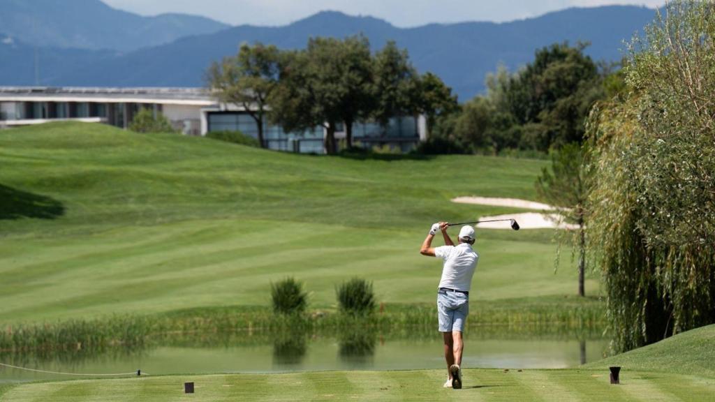 Un golfista en las instalaciones de Camiral Golf & Wellness