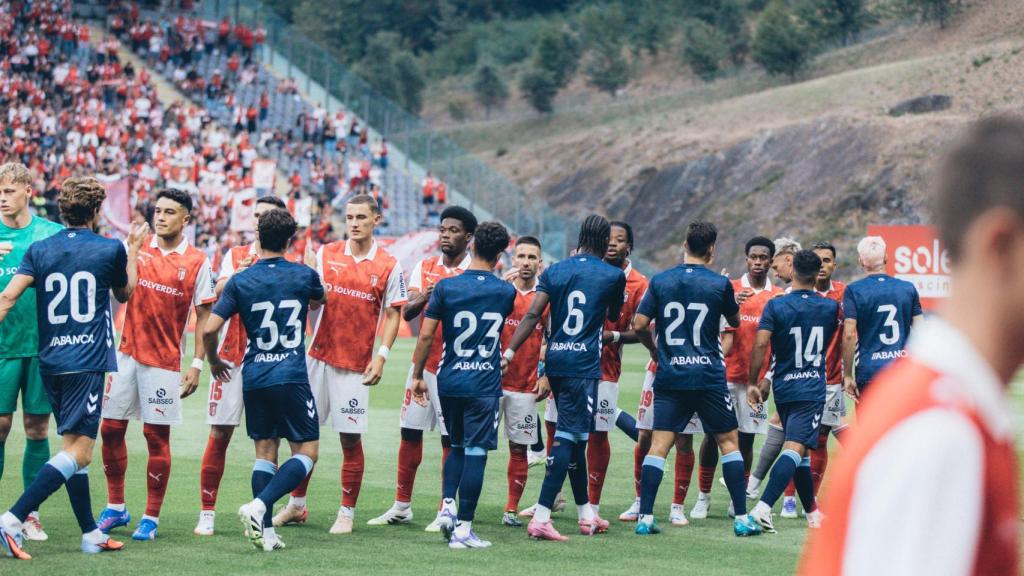 Los futbolistas del Celta se saludan con los del Braga antes de un amistoso