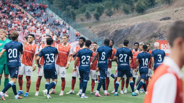 Los futbolistas del Celta se saludan con los del Braga antes de un amistoso