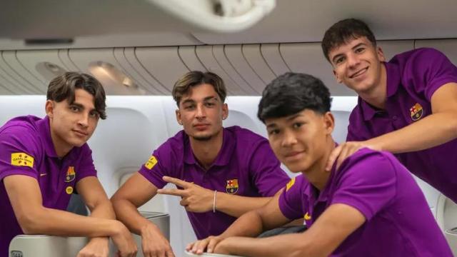 Jofre Torrents, 'Dro', Toni y Guillermo Fernández en el avión en dirección a Japón para la pretemporada del Barça